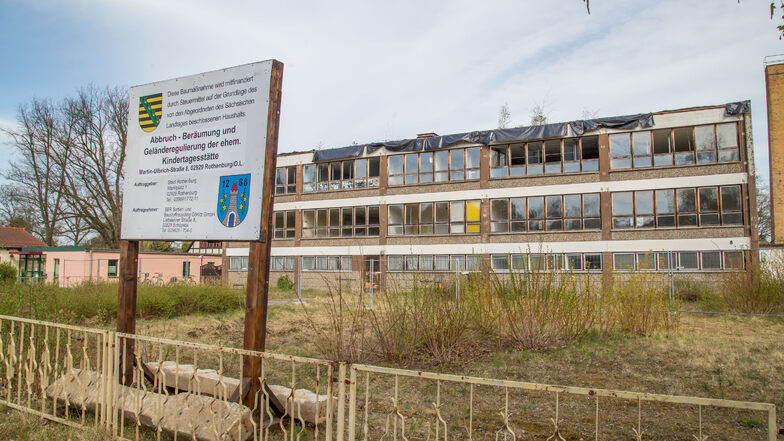 Seit ein paar Tagen läuft der Abriss des alten Kindergartens in der Martin-Ulbrich-Straße.
Dies ist Voraussetzung dafür, dass hier das neue Rothenburger Bürgerzentrum entstehen kann.