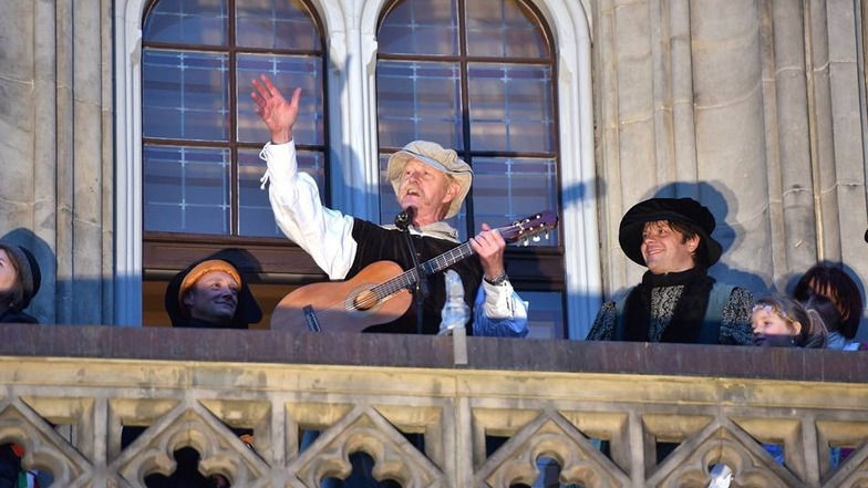 Vom Balkon des Rathauses eröffnete der Oberbürgermeister das Fest. Barde Matthias Frei zupfte die Gitarre.