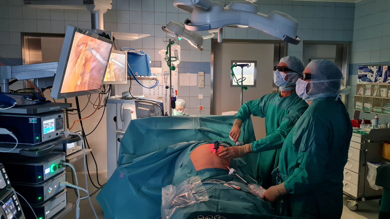 Im Darmkrebszentrum erfolgen Eingriffe, wenn möglich, minimalinvasiv mit hochauflösender 3D-Technik.