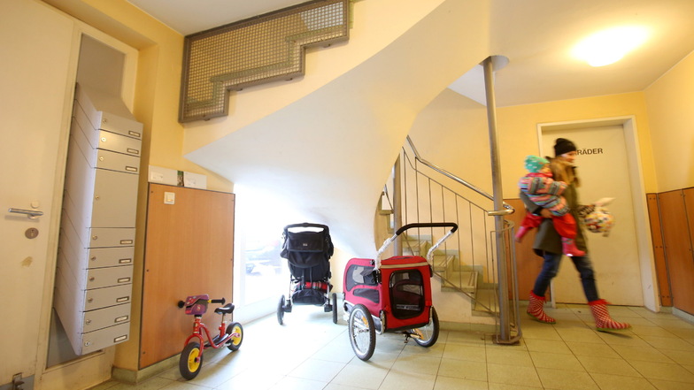 In der Hausordnung ist oft auch das Unterstellen von Rollatoren, Kinderwagen und Fahrrädern geregelt.