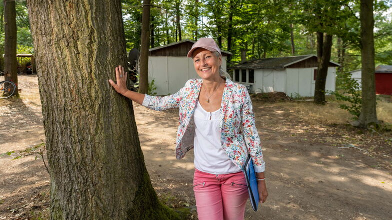 Auf dem Gelände des ehemaligen Kinderferienlagers in der Nachbarschaft von Bad Sonnenland möchte die Radebeuler Immobilienentwicklerin Katrin Beck ein Bio-Feriendorf bauen. Ihre geistigen Einflüsse werfen Fragen auf.