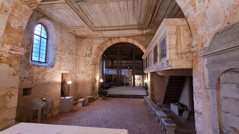 Das Innere der Kirche offenbart Informationen über mittelalterliche Bauweise, nahezu vergessene christliche Rituale und zeigt sehenswerte Fresken.