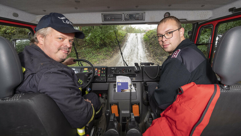 Vater und Sohn am Lenkrad: Steffen (l.) und Christian Grumbt von der Rabenauer Ortsfeuerwehr Lübau steuern ihr Tragkraftspritzenfahrzeug über den Nordring von Lauchhammer.