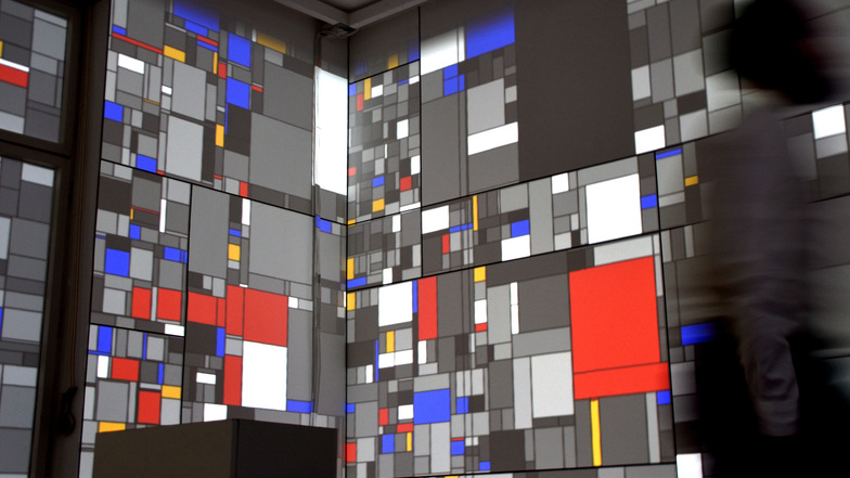 Nach fast 100 Jahren wird der Entwurf Piet Mondrians für das Damenzimmer der Villa Bienert Wirklichkeit. Durch eine Projektion der Dresdner Firma intolight werden Formen und Farben auf die Wände des historischen Raums gezaubert. Mondrians Arbeit ist derze