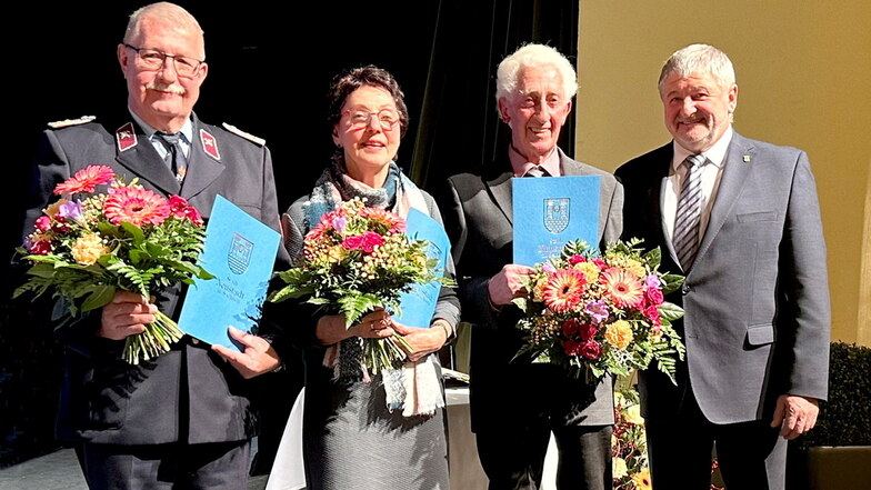 Bürgermeister Peter Mühle (rechts) mit den Ehrenamtspreisträgern: Werner Unger, Manuela Renner und Frank Gerstenberg (v.r.n.l.)