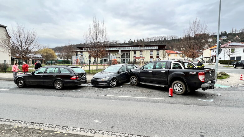 Am Montagmorgen verlor der Fahrer eines Ford (re.) in Pirna die Kontrolle über seinen Wagen.