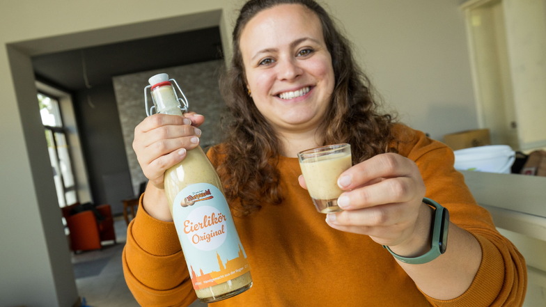 Carolin Höflich präsentiert das neue Produkt der Heidenauer Eierpunscher - den Eierlikör. Und den gibt es in vier verschiedenen Sorten.