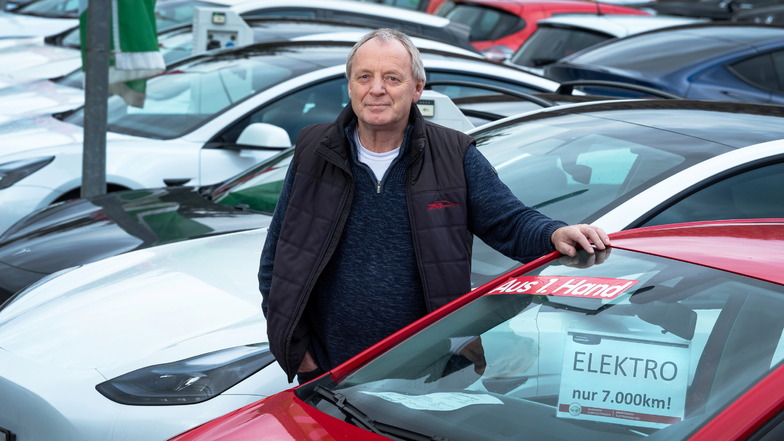 Frank Demmler führt einen Autoservice in Wilkau-Haßlau bei Zwickau. E-Autos verkauft er seit rund zehn Jahren.