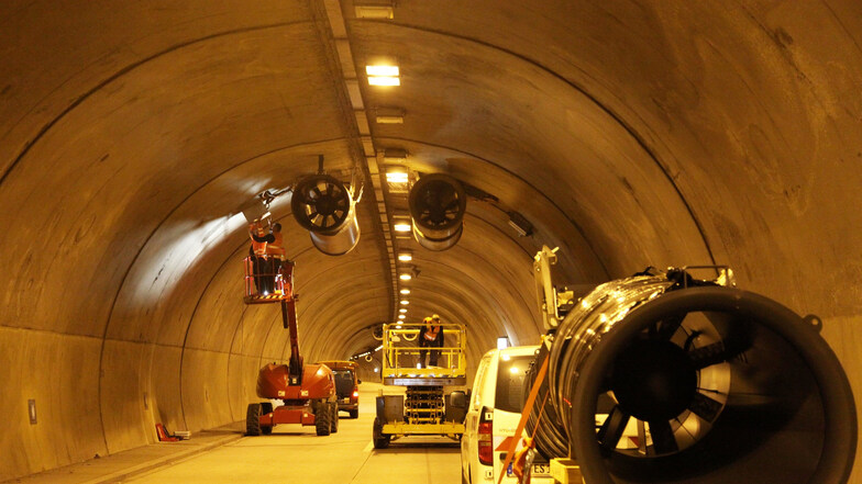 Wartungsarbeiten im Autobahntunnel, wie hier der Austausch der Ventilatoren, gehören zum Betrieb eines solchen Bauwerkes dazu.