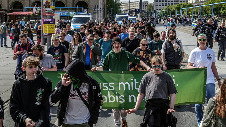 Gut 50 Menschen haben sich am Samstag der Pro-Cannabis-Demo angeschlossen.
