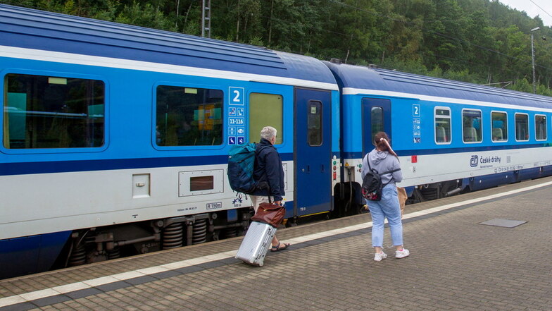 Wenn der Bau der unterirdischen Trasse planmäßig läuft, können Anfang der 2040er-Jahre auch die blauen Züge der tschechischen Staatsbahn von Dresden aus in einer Stunde in Prag sein. Noch brauchen sie gut doppelt so lange.
