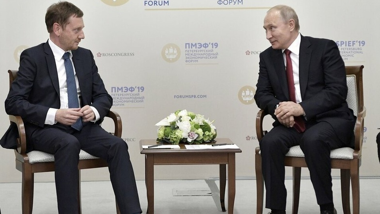 Wladimir Putin (r.), Präsident von Russland und Sachsens Ministerpräsident Michael Kretschmer trafen sich 2019 auf dem Internationalen Wirtschaftsforum in St. Petersburg.