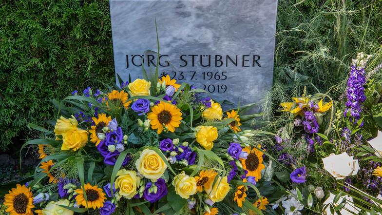 Blumen liegen auf dem Grab von Jörg Stübner nach der Beerdigung des früheren Dynamos-Spielers auf dem Friedhof Leuben. 