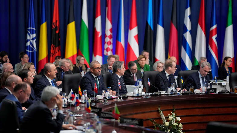 Bei einem Treffen in Bukarest verabschiedeten die Außenminister der 30 Bündnispartner eine gemeinsame Erklärung für die Unterstützung der Ukraine.