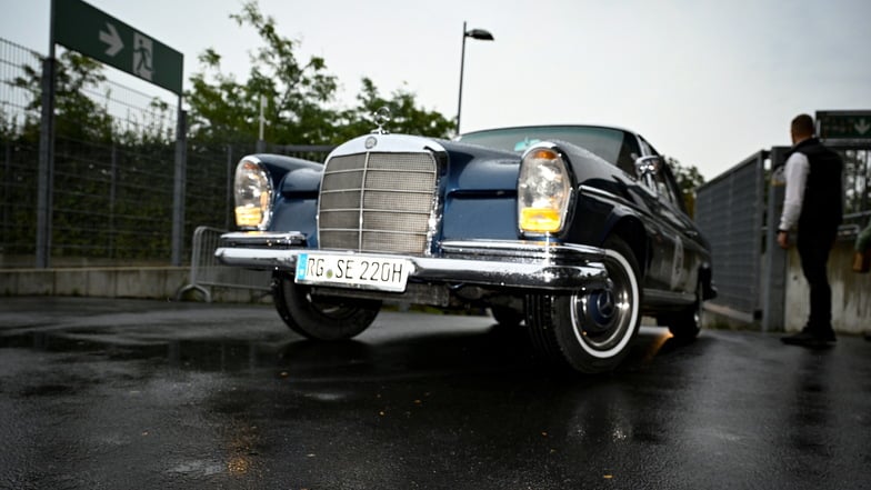 Mercedes-Benz 220 SE W111, Baujahr 1962, mit Fahrer René Förster und Beifahrerin Melanie Förster.