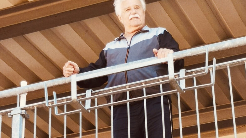 Der Balkon war für den 87-jährigen Willi Stelzig sechs Wochen lang ein Stück Fenster zur Welt. Aufgrund der Beschränkungen konnte der Senior die Großenhainer Residenz nicht verlassen.