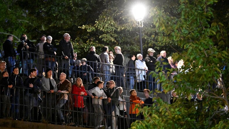 Bis in die späte Nacht standen Menschen am Geländer der Brühlschen Terrasse, um den Abriss zu beobachten.