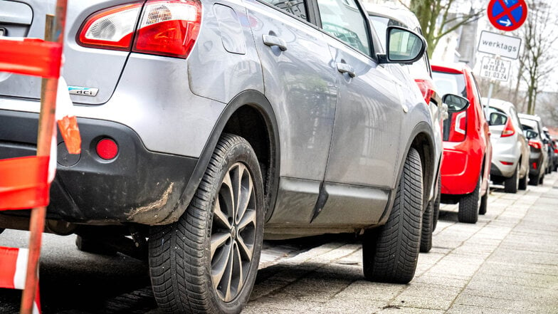 Das Bundesverwaltungsgericht in Leipzig hat am Donnerstag entschieden, dass Anwohner gegen auf Gehwegen geparkte Autos vorgehen können.