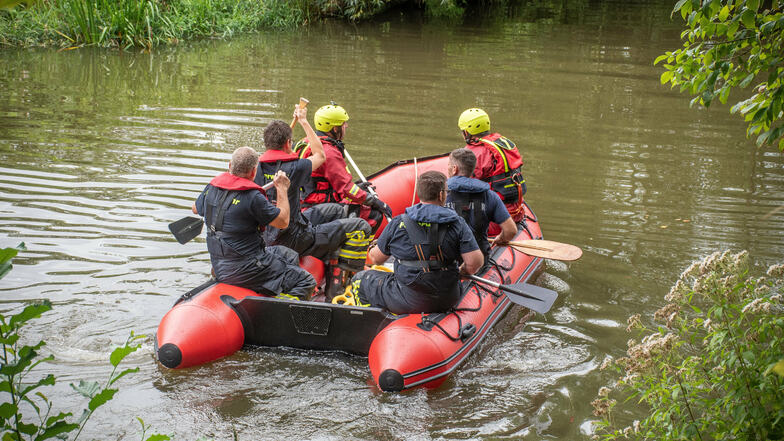 Mit einem Schlauchboot der Feuerwehr werden die Fließwasserretter zum Einsatzort gebracht.