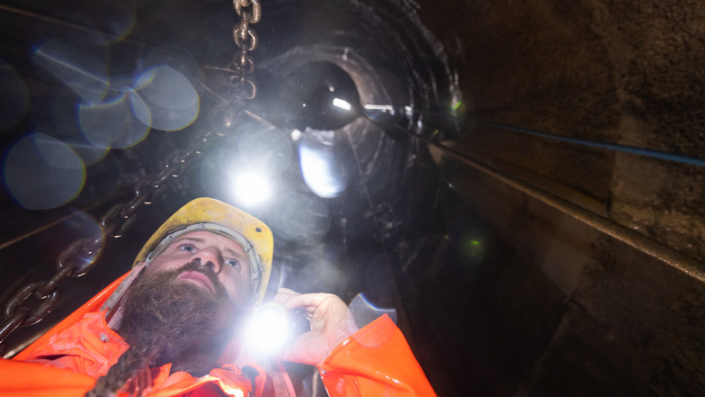 Bergmann Sebastian Lorenz verlässt in einem Kübel nach seinen Arbeiten in 175 Meter Tiefe den Erkundungsschacht des Unternehmens Saxony Minerals & Exploration (SME). In Pöhla im Erzgebirge soll in  2021 ein Untertageerzbergwerk den Betrieb aufnehmen.
