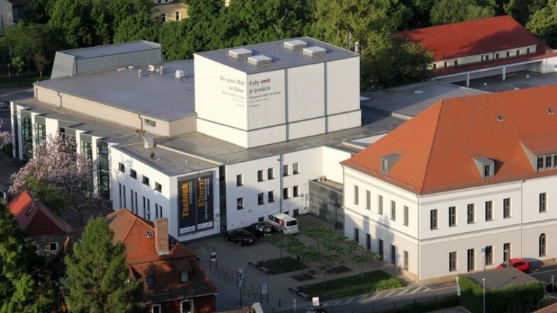 Das große Haus an den Schilleranlagen/Seminarstraße am Rande der historischen Bautzener Altstadt bietet auf der Hauptbühne Platz für rund 400 Besucher. Hier erwarten Sie neben dem klassischen Schauspiel auch Musiktheater sowie Konzerte.