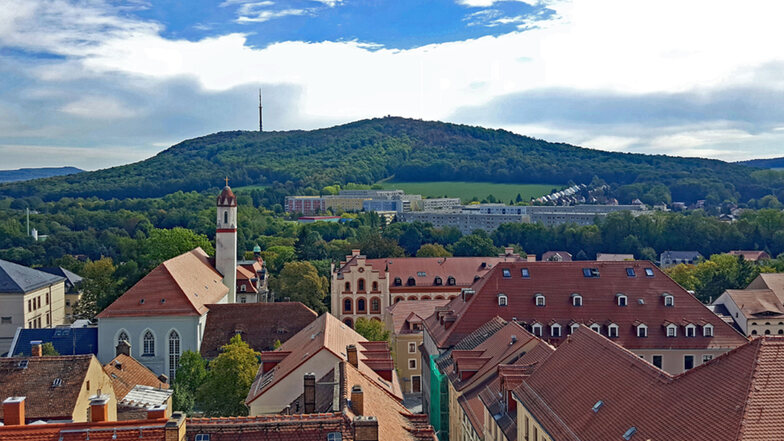 Löbaus Innenstadt von oben, mit Blick auf den Löbauer Berg. 
