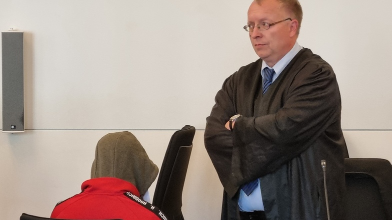 Prozessauftakt am Landgericht Dresden. Aldeen J. (l., hier mit seinem Verteidiger Ulf Israel) soll einen Fahrscheinkontrolleur niedergestochen haben, nachdem er beim Schwarzfahren erwischt wurde.