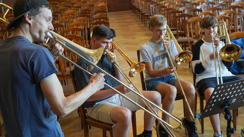 Schüler des Goethe-Gymnasium Bischofswerda probten am Dienstag mit Mitgliedern der Banda Comunale. Am 14. Juli wird es ein gemeinsames Konzert geben.