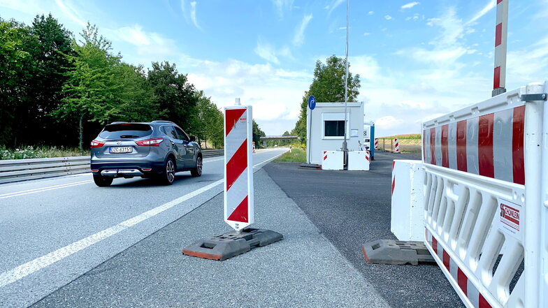 Auf der Zittauer Ortsumgehung, der B178 in Richtung Oberseifersdorf, gibt es eine neue Ausfahrt. Ein im Container untergebrachter Pförtner überwacht, dass darüber nur Baustellentransporte für die neuen Riesenwindräder auf dem Gelände dahinter erfolgen.