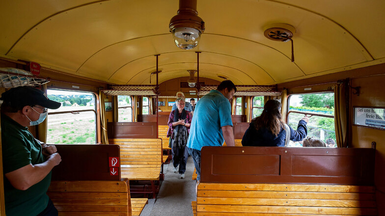 Holzklasse: Der Aussichtswaggon der Windbergbahn ist im historischen Gewand wieder hergerichtet.