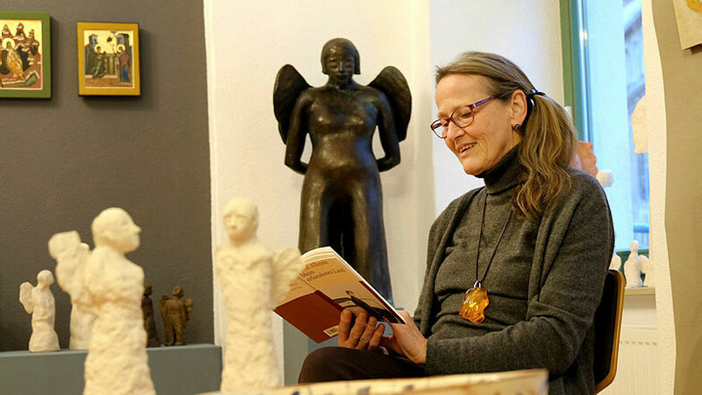 In der Galerie "Himmlisch" erwarten Besucher*innen sowohl bildende als auch literarische Kunst.