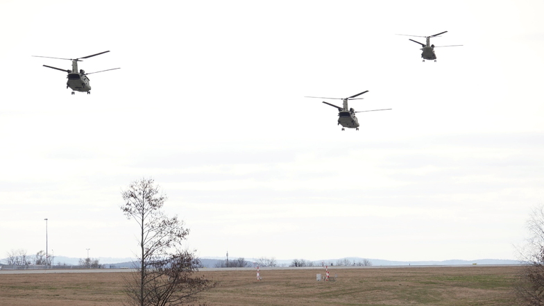 US-Militärhubschrauber fliegen über Dresden