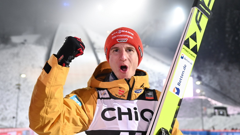 Er ist zurück: Skispringer Karl Geiger freut sich über seinen Doppel-Sieg in Klingenthal.