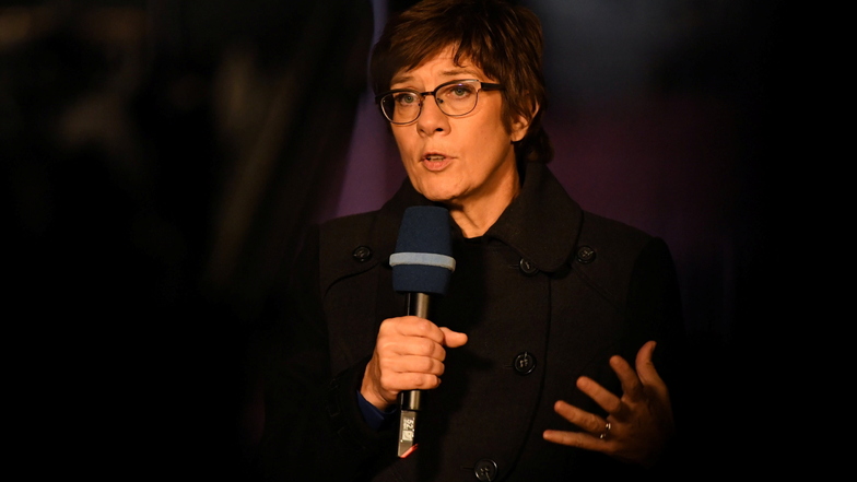 Annegret Kramp-Karrenbauer (CDU), Verteidigungsministerin, spricht bei dem Großen Zapfenstreich in Berlin.