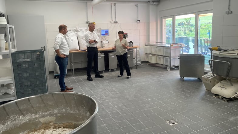 Klipphausens Bürgermeister Mirko Knöfel, Landrat Ralf Hänsel und Sophia Sucholas (v. l.) in der Backstube der Hofbäckerei Taubenheim.