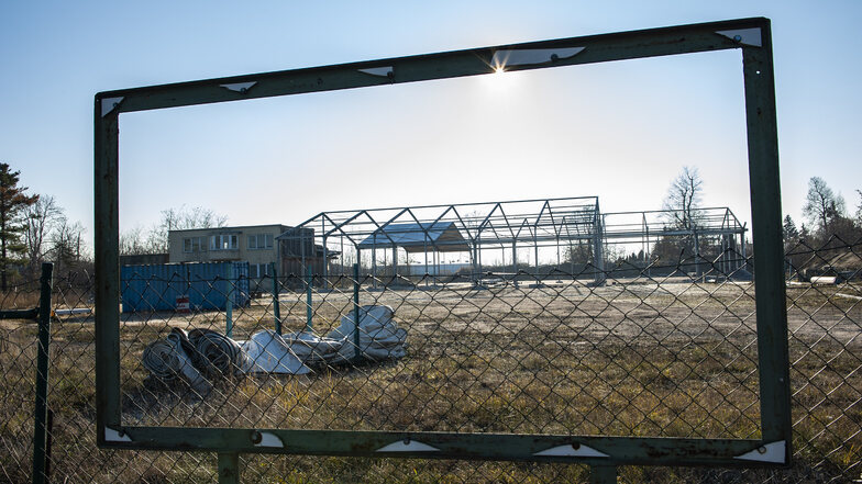 An dieser Stelle stand auf dem Flugplatz eine Fliegerhalle, die 2011 abbrannte. Jetzt baut die Wertstoff Recycling- und Transport GmbH ein Zelt als Produktionsstätte.