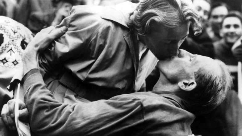 Der frisch gebackene Olympiasieger im Marathonlauf Emil Zatopek küsst nach dem Überqueren der Ziellinie bei den Olympischen Spielen 1952 in Helsinki seine Frau Dana Zatopkova.