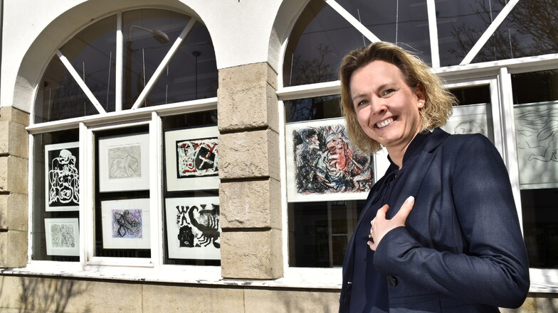 Parkhotel-Geschäftsführerin Mandy Hewald zeigt die neue Fenster-Galerie im Parkhotel.
