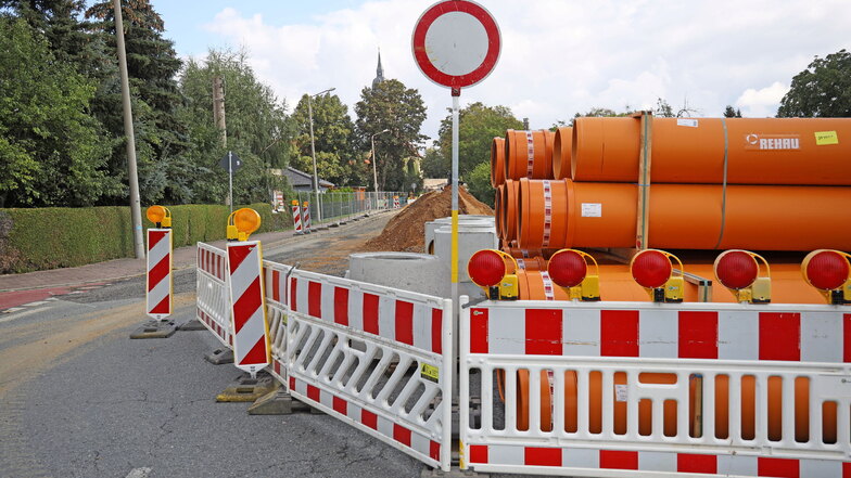 An der Leipziger Straße in Riesa finden derzeit Tiefbauarbeiten statt. Dass ein Schleichweg gesperrt wurde, sorgt für Unmut.