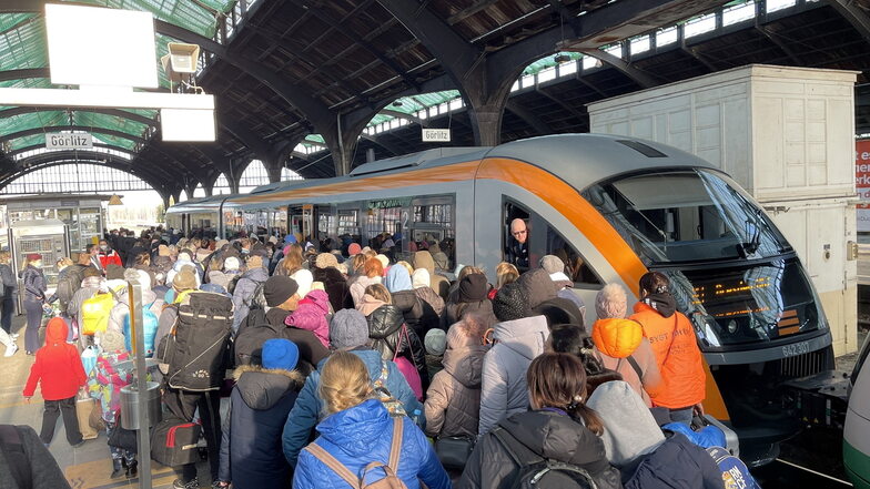 Ukraine-Flüchtlinge strömen am Montagvormittag im Görlitzer Bahnhof in die Regionalzüge Richtung Dresden.