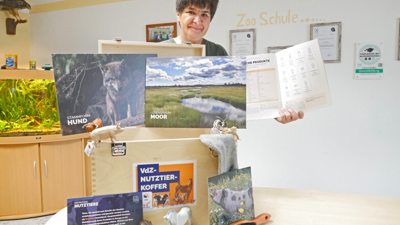 Silke Kühn ist die Zooschulpädagogin im Hoyerswerdaer Zoo. Den Nutztierkoffer wird sie bei ihrer Arbeit künftig mit verwenden.