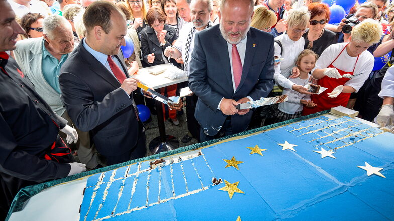 ... und eine große Torte, die der Zgorzelecer Bürgermeister Rafal Gronicz (l.) und der Görlitzer Oberbürgermeister Siegfried Deinege anschnitten.