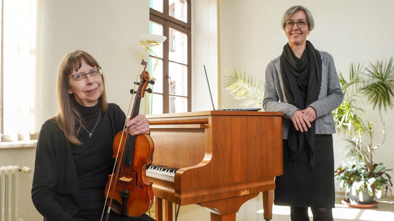 Charlotte Garnys (l.) geht zum 1. April 2023 in den Ruhestand. Dann übernimmt Silke Schlegel die Leitung von Kreismusikschule und -volkshochschule im Landkreis Bautzen.