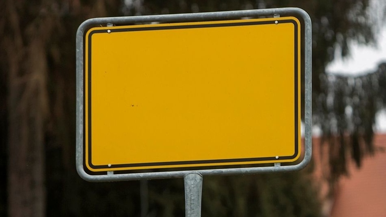 Bei diesem Schild ist der Fehler nicht zu übersehen. Dem Ortsausgangsschild Golberode in Richtung Dresden fehlt es an Informationsgehalt.
