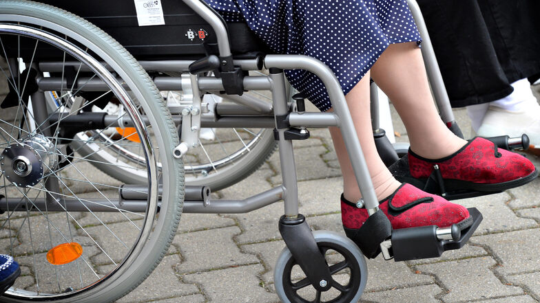 Eine 82-jährige Frau im Rollstuhl ist am Montagnachmittag in Dresden-Johannstadt zum Opfer eines Diebes geworden.