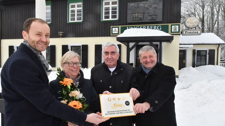 Klaus Tischer (2.v.r.) bei der Vergabe der drei Sterne des Dehoga an die Unger-Gaststätte im Februar 2019.