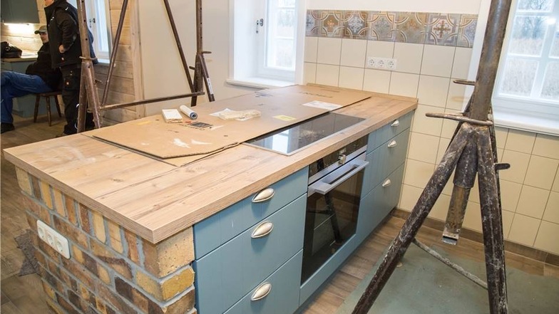 Vom Raum aus mit den Ziegeln perfekt auf alt getrimmt, bietet die Küche tatsächlich moderne Technik.