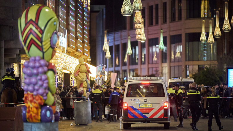 Polizisten stehen in der Einkaufsstraße im Zentrum von Den Haag, in der ein Mann auf Passanten eingestochen hat.