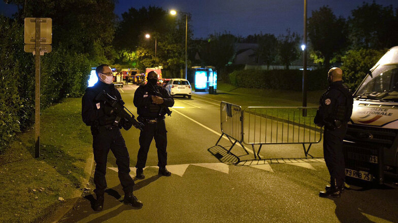 Ein Geschichtslehrer ist ersten Erkenntnissen zufolge in der Nähe von Paris von einem Angreifer enthauptet worden. Die Anti-Terror-Fahnder der Staatsanwaltschaft übernahmen die Ermittlungen.