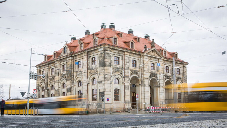 Mit frischer Fassade und neuem Dach: Das Blockhaus in Dresden wird künftig das Archiv der Avantgarden beherbergen. Die Gerüste sind schon gefallen.